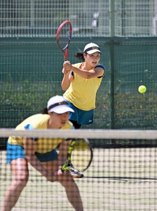 テニス女子団体決勝・相生学院-松陰兵庫　息の合ったプレーを見せ、ダブルスで勝利した相生学院の上田（奥）と石川（手前）＝神戸総合運動公園（撮影・風斗雅博）