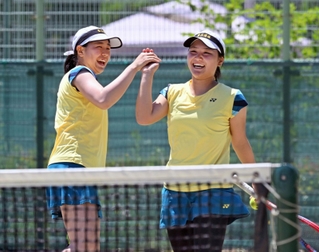 テニス女子団体決勝・相生学院-松陰兵庫　ダブルスで勝利し、笑顔でハイタッチをする相生学院の上田（右）と石川（左）＝いずれも神戸総合運動公園（撮影・風斗雅博）