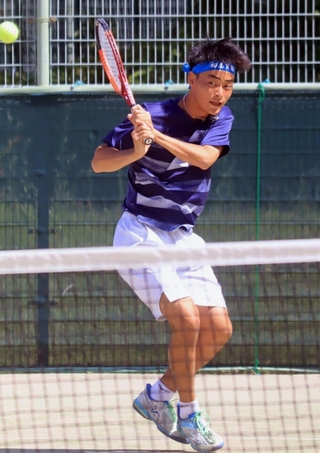 テニス男子団体決勝・相生学院-関学　第２シングルスを制した相生学院の逸崎（撮影・山本　晃）