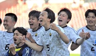 金沢－甲南大　格上を相手にＰＫ戦の末に天皇杯初勝利を決め、沸き立つ甲南大イレブン＝金沢市、金沢ゴーゴーカレースタジアム（甲南大サッカー部提供）
