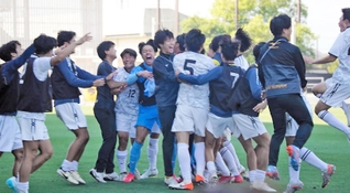 金沢－甲南大　格上を相手にＰＫ戦の末に天皇杯初勝利を決め、沸き立つ甲南大イレブン＝金沢市、金沢ゴーゴーカレースタジアム（甲南大サッカー部提供）