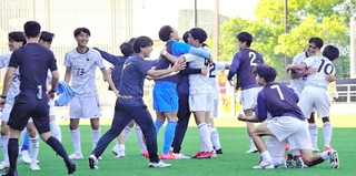 金沢－甲南大　格上を相手にＰＫ戦の末に天皇杯初勝利を決め、沸き立つ甲南大イレブン＝金沢市、金沢ゴーゴーカレースタジアム（甲南大サッカー部提供）