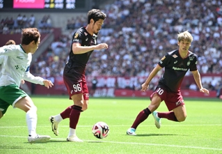 神戸-東京Ｖ　前半、山口（左）と大迫の連係で神戸がゴールに迫る＝２６日午後、ノエビアスタジアム神戸（撮影・大田将之）