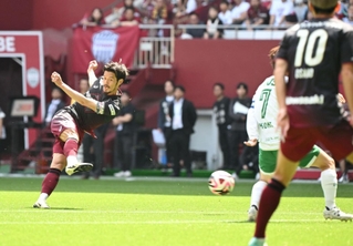 神戸-東京Ｖ　前半、シュートを放つ神戸の山口＝２６日午後、ノエビアスタジアム神戸（撮影・大田将之）