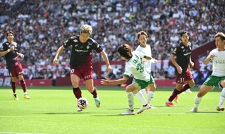 神戸-東京Ｖ　前半、相手ゴールに迫る神戸・大迫＝２６日午後、ノエビアスタジアム神戸（撮影・大田将之）