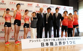 アシックスと陸上３団体の幹部と記念撮影する選手たち。組織を越えて同じ日本代表ユニホームを身にまとう＝神戸市中央区北野町１、ＡＮＡクラウンプラザホテル神戸