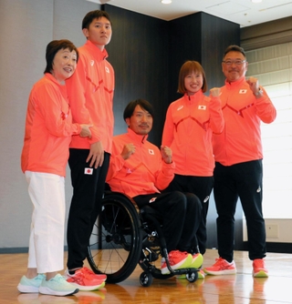 パリ・パラリンピックに向けて団結する選手たちを囲む日本パラ陸連の増田明美会長（左端）と宍戸英樹強化委員長＝ＡＮＡクラウンプラザホテル神戸