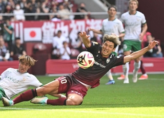 神戸－東京Ｖ　後半、右サイドからのクロスに神戸・大迫（中央）らが飛び込んだが、一歩届かず（撮影・大田将之）