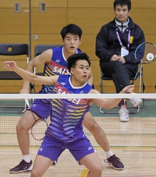 バドミントン男子団体決勝・彩星工科-社　第１ダブルスを制した白山（手前）、大塚組＝親和学園駒ケ谷体育館（撮影・小林良多）