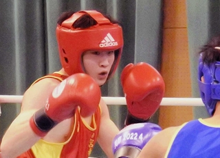 ボクシングの男子バンタム級で優勝した熊本風真（左）＝西宮香風高