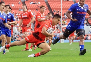 ４月の静岡戦でトライを決めた神戸の浜野。若手の成長は収穫だった＝大阪府東大阪市、花園ラグビー場