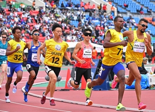 男子１５００メートル（視覚障害Ｔ11）予選　日本の唐沢剣也（右から３人目）の前を走るブラジル勢＝19日、神戸市須磨区のユニバー記念競技場