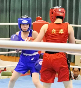 兵庫県高校総体ボクシングの女子ライトフライ級で優勝した氷上西の田村優奈（左）＝西宮市の西宮香風高