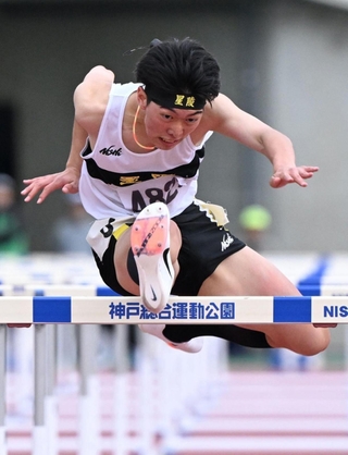 男子１１０メートル障害決勝　優勝した星陵の松前大雅（中央）＝ユニバー記念競技場（撮影・風斗雅博）