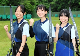 アーチェリー女子団体予選をトップ通過し、初優勝へ意気込む琴丘の（左から）浜田、阪東、松本＝しあわせの村