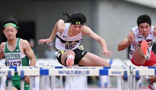 陸上男子１１０メートル障害決勝　優勝した星陵の松前大雅（中央）＝ユニバー記念競技場（撮影・風斗雅博）