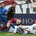 神戸の堅守を支えるＧＫ前川（左）、ＤＦトゥーレル＝４月２７日、ノエビアスタジアム神戸