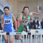 女子中学生１００メートル障害の予選で大会新記録を樹立し、決勝で優勝した神河の福田花奏（右）