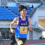 男子高校生以上５０００メートル決勝　優勝した姫路市陸協の石松賢大