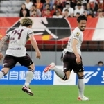名古屋－神戸　前半４０分、今季初ゴールとなる先制点を決めて喜ぶ神戸の山口（右）