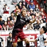 １年ぶりに戦列復帰し、躍動する神戸の菊池＝３月３０日、ノエビアスタジアム神戸