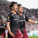 神戸-新潟　前半、神戸の宮代（左）が２点目を決める（撮影・大田将之）