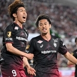 神戸－新潟　前半25分、追加点を挙げた神戸・宮代（左）と喜ぶ今季初先発の菊池（撮影・大田将之）