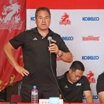 総括会見で今季の戦いを振り返ったデイブ・レニー・ヘッドコーチ（左）ら＝神戸市東灘区御影浜町