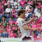 Ｃ大阪-神戸　前半、ヘディングでゴールを決める神戸の本多（撮影・長嶺麻子）