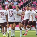 Ｃ大阪-神戸　前半、２点目を決めた本多（１５）と笑顔の神戸イレブン（撮影・長嶺麻子）