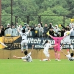 甲南大－関学大　ＰＫ戦までもつれ込んだ激闘を制し、スタンドの仲間と喜び合う甲南大イレブン＝洲本市、アスパ五色