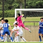 甲南大－関学大　先制した前半に関学大の猛攻をしのぐ甲南大のＧＫ板敷（２１）ら守備陣＝洲本市、アスパ五色