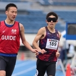 男子１５００メートル（視覚障害Ｔ11）でガイドと力走する唐沢剣也＝３月２３日、東京・駒沢陸上競技場（撮影・笠原次郎）