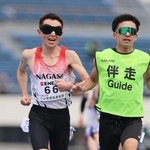 男子５０００メートル（視覚障害Ｔ11）でガイドと力走する和田伸也＝３月２４日、東京・駒沢陸上競技場（撮影・笠原次郎）