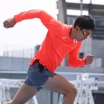 日本代表合宿で調整に汗を流す男子４００メートル（視覚障害Ｔ13）の福永凌太＝４月６日、高松市の屋島レクザムフィールド（撮影・小林良多）