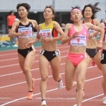 女子８００メートル決勝　２分５秒65で久保凜（９）に次いで２位に入った渡辺愛（左から２番目）