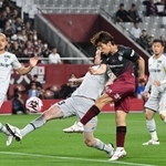 神戸-福岡　前半、神戸・宮代（中央）がシュートを放つもゴールならず＝ノエビアスタジアム神戸