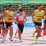 世界パラ陸上の男子５０００メートル（視覚障害Ｔ１１）で力走する選手たち＝１７日午前、神戸市須磨区のユニバー記念競技場（撮影・長嶺麻子）