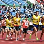神戸２０２４世界パラ陸上競技選手権が開幕し、観客の声援を受けてトラックを駆ける選手たち＝１７日午前、神戸市須磨区緑台、ユニバー記念競技場（撮影・大田将之）