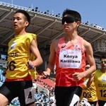 男子５０００メートル（視覚障害Ｔ１１）決勝　１５分３秒２５で３位になった唐沢剣也（手前）＝ユニバー記念競技場（撮影・大田将之）