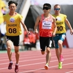 男子５０００メートル（視覚障害Ｔ１１）決勝　１５分３秒２５で３位になった唐沢剣也（中央）＝ユニバー記念競技場（撮影・大田将之） 