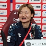 笑顔で引退会見するＩＮＡＣ神戸の増矢理花（撮影・長嶺麻子）