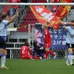 ＩＮＡＣ神戸-三菱重工浦和　前半、三菱重工浦和に先制点を決められ、肩を落とすＩＮＡＣ神戸イレブン＝１８日午後、神戸市兵庫区御崎町１、ノエビアスタジアム神戸（撮影・長嶺麻子）