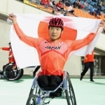 男子５０００メートル（車いすＴ５４）決勝　銀メダルを獲得した樋口政幸＝１８日午後、ユニバー記念競技場（撮影・小林良多）