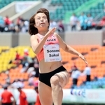 (2)女子走り幅跳び（知的障害Ｔ20）で華麗な跳躍を見せる酒井園実＝１７日、神戸市須磨区のユニバー記念競技場（撮影・長嶺麻子）