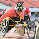 男子４００メートル（車いすＴ５２）決勝　世界記録保持者のマキシム・カラバン（奥）に食らいつき、銀メダルを獲得した佐藤友祈（左）＝２１日午後、神戸市須磨区緑台、ユニバー記念競技場（撮影・大田将之）