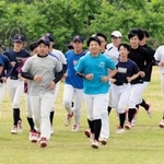 練習で体を動かすソフトボール男子の龍野＝たつの市内
