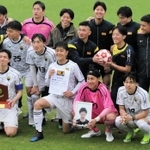 ２５年ぶりの天皇杯出場を決め、肝付啓人さんの写真を手にするＧＫ板敷洸大（前列右から２人目）ら甲南大イレブン＝１２日、洲本市のアスパ五色