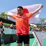男子円盤投げ（脳性まひＦ３７）決勝　銅メダルを獲得した新保大和＝２５日午前、神戸市須磨区緑台、ユニバー記念競技場（撮影・小林良多）