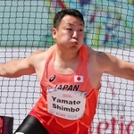 男子円盤投げ（脳性まひＦ３７）決勝　銅メダルを獲得した新保大和＝ユニバー記念競技場（撮影・小林良多）